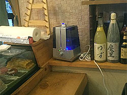 寿司屋さんのカウンター横に設置した超音波噴霧器「プロミスト」
