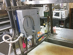 寿司屋さんの調理場に設置した除菌電解水給水器「＠手洗い」