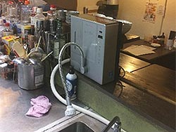 飲食店様の厨房に設置した除菌電解水給水器「＠手洗い」