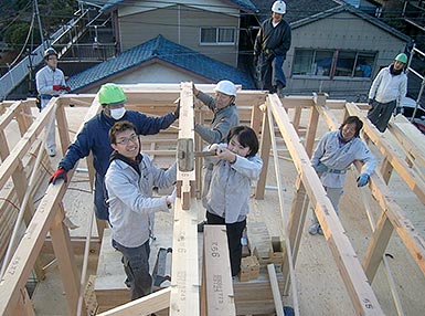 仲間達による棟上げ