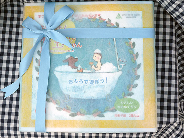折箱の外側(絵本風のパッケージで和紙の懸け紙)