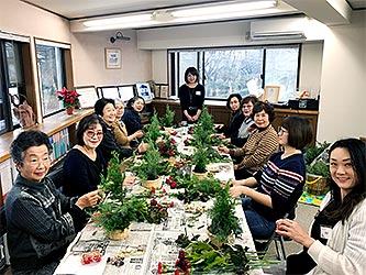 クリスマスアレンジミニツリー教室の様子