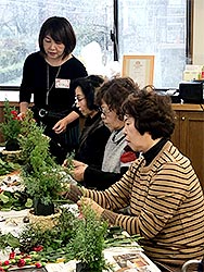 クリスマスアレンジミニツリー教室の様子