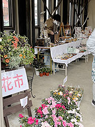 ガレージ花市&雑貨市の様子