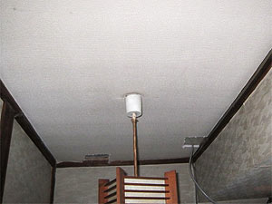 1階の廊下天井はなんとも無いのに