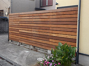 セランガンバツで作り替えた木の塀