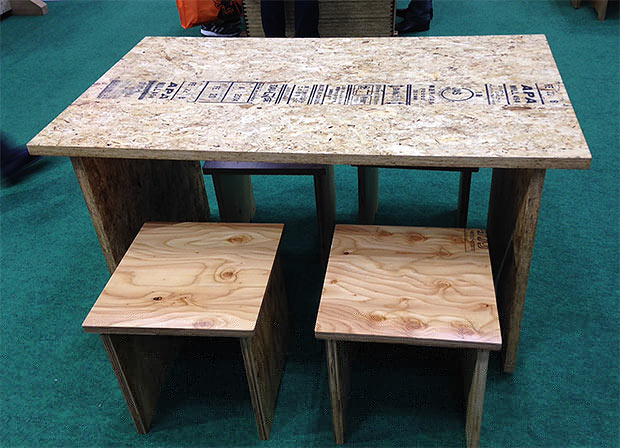 破材で作った木のテーブルと椅子
