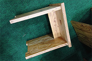 破材で作った木の椅子